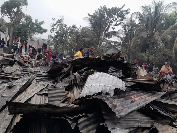 ফেসবুকে সরকারবিরোধী লেখার জেরে প্রবাসীর বাড়িতে আগুন