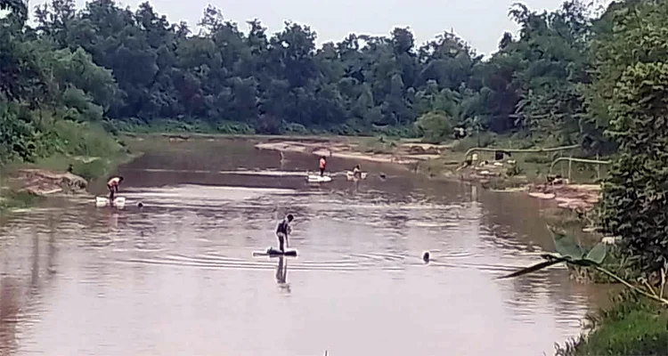মাধবপুরে সোনাই নদীতে অবৈধ সিলিকা বালু উত্তোলন, ঝুঁকিতে ৮ কোটি টাকার রাবার ড্যাম